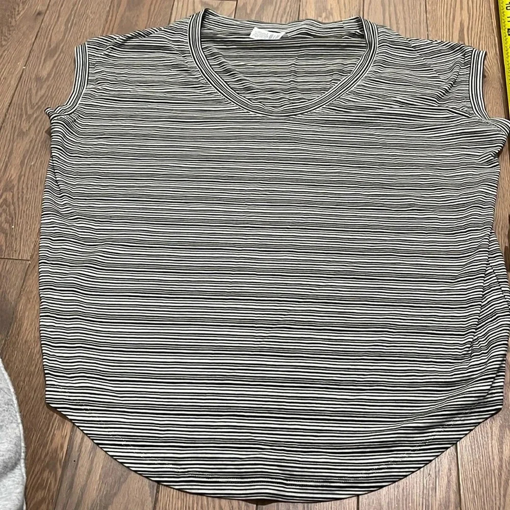 Athleta XSP Sports Top Striped. Ultra short muscle sleeves for workouts.